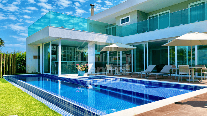 Seaside mansion (right on the sand) in Guarajuba