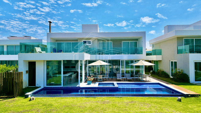 Seaside mansion (right on the sand) in Guarajuba