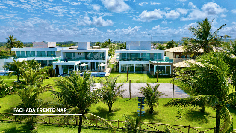 Seaside mansion (right on the sand) in Guarajuba