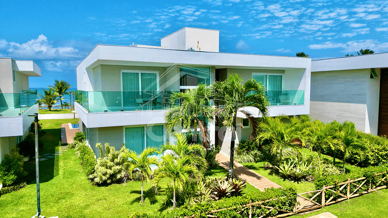 Seaside mansion (right on the sand) in Guarajuba